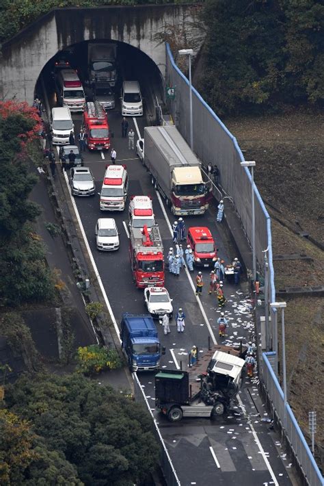 神戸・多重事故：トレーラーがスリップ2人けが 4台絡む [写真特集2 3] 毎日新聞