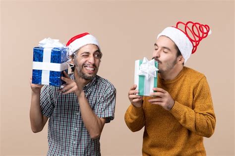 Vista Frontal De Dois Caras Felizes Curtindo Seus Presentes De Natal Em