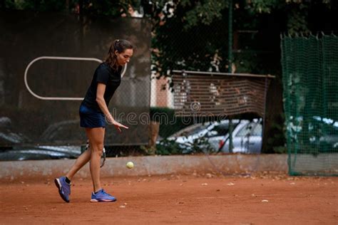 Gran Vista Sobre La Jugadora De Tenis Femenina Profesional Sosteniendo