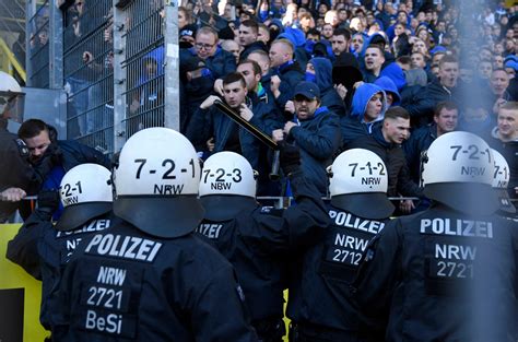 Vor CL Spiel Kopenhagen Ultras Feuern Pyro Auf BVB Fans