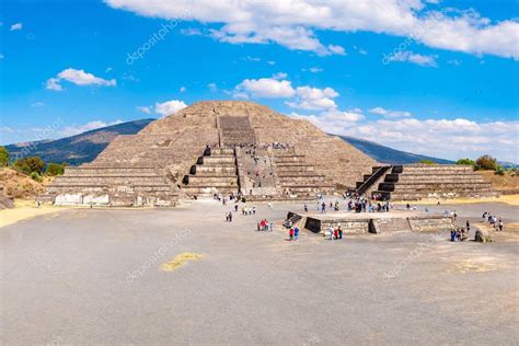 La Pir Mide De La Luna Y La Plaza De La Luna En Teotihuac N En M Xico