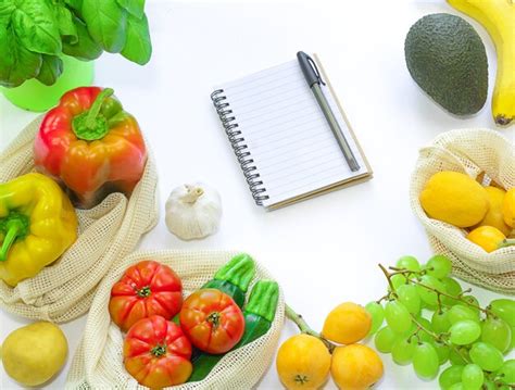 Verduras y frutas frescas en bolsas ecológicas concepto de estilo de