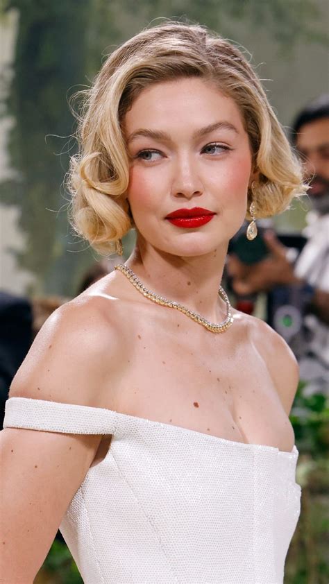 Gigi Hadid Wore A 13 Lipstick To The Met Gala Elle