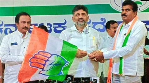 Karnataka S Lingayat Leader HD Thammaiah Quits BJP Joins Congress