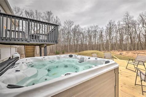 Cabins with Hot Tubs in Pocono Mountains from $70 | HomeToGo