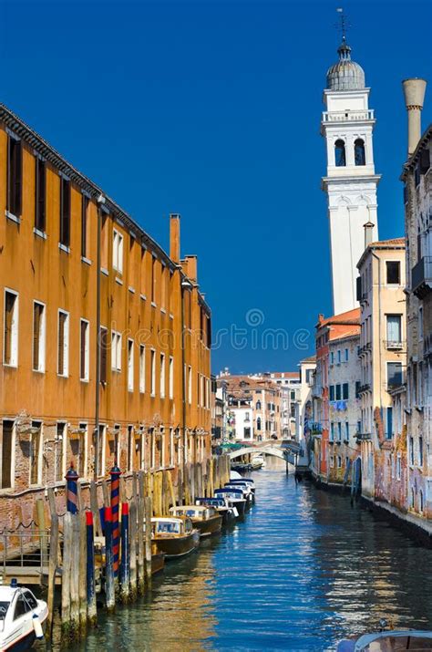 Rio Di San Cassiano Canal Mit Booten Und Bunten Fassaden Von Alten