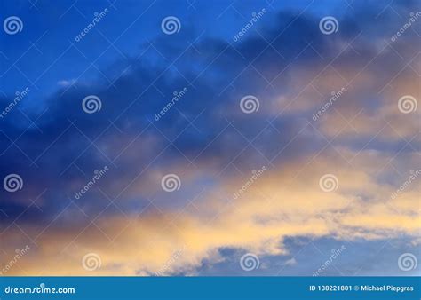 Formaciones Anaranjadas Y Rojas Hermosas De La Nube De La Puesta Del