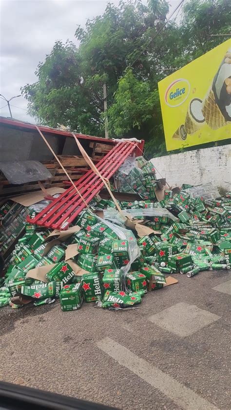 Caminhão carregado de cerveja tomba em Mossoró veja vídeo