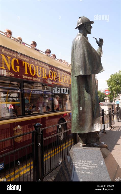 Visite Guid E D Une Conduite D Autobus Devant La Statue De Sherlock