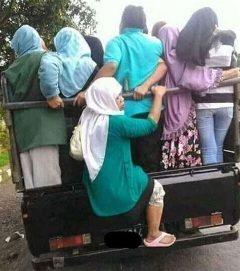 10 Potret Emak-emak saat Hangout Bareng Teman, Kocak, ih!