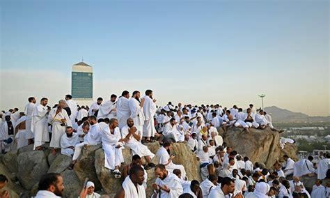 Les pèlerins sur le Mont Arafat pour accomplir le rite le plus