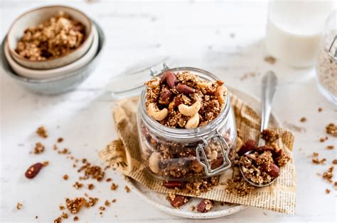 Fitness Rezept Knuspriges Müsli mit Nüssen und Quinoa GymBeam Blog