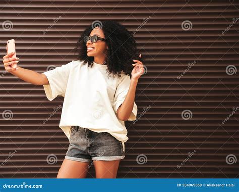 Bella Mujer Con Peinado Afro Rizado Posando Al Aire Libre Foto De