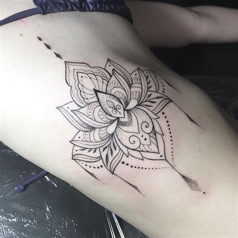 Tatuagem de flor de Lótus em pontilhismo (Thais Valente Tattoo ...