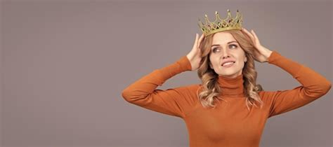 Princesse femme avec couronne jolie femme blonde aux cheveux bouclés