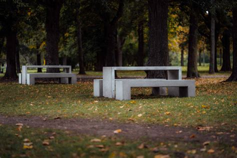 Moderne Betonbänke für den öffentlichen Bereich