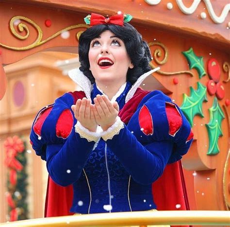 Snow White Christmas | Disneyland princess, Disney world christmas ...