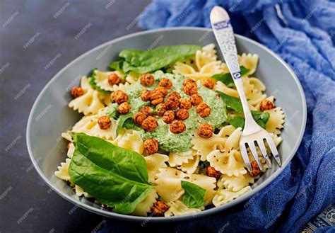 Free Photo Vegan Farfalle Pasta With Spinach Sauce With Fried Chickpeas