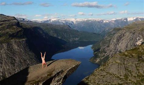 The Naked Handstander Traveller Performs Nude Handstands In Front Of Iconic Locations Uk