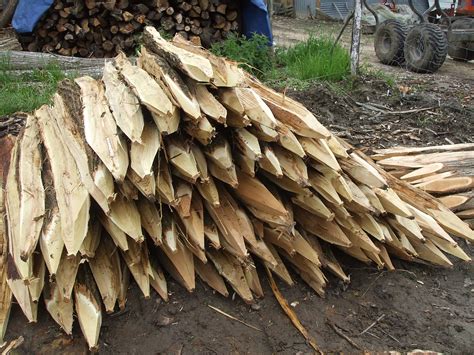 Vente de piquets acacia châtaigner dans le Nord Isère