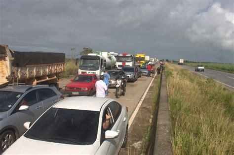 Ex Trabalhadores Da Usina Sinimbu Fecham A BR 101 Em Protesto Por