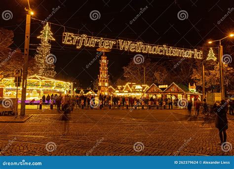 Weihnachtsmarkt Auf Dem Domplatz in Erfurt Redaktionelles Stockbild - Bild von gebäude ...