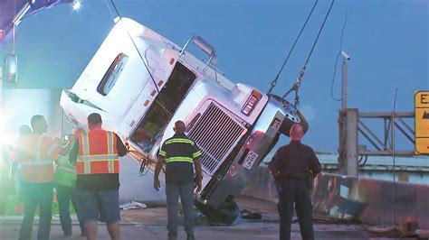 East Loop Sb Exit Ramp At Sh 225 Shut Down For Hours After Truck Crash