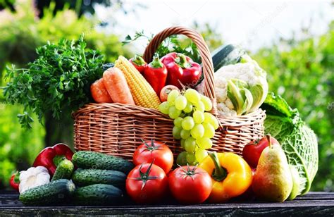 Cesta De Mimbre Con Una Variedad De Verduras Org Nicas Crudas En El