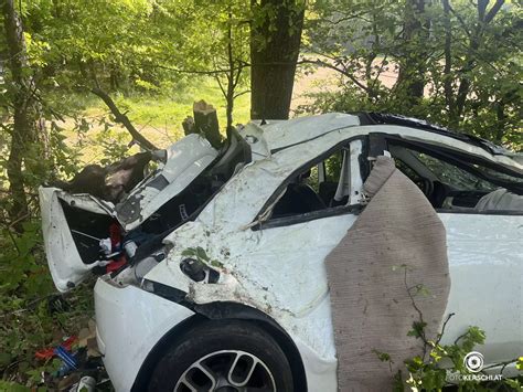 Verkehrsunfall PKW Kracht Gegen Baum