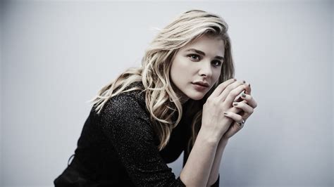 Chloë Grace Moretz green eyes blonde hands long hair painted nails