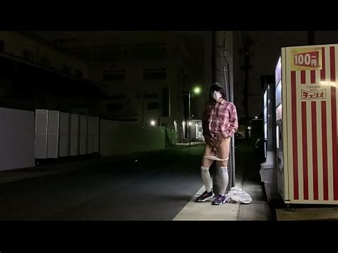 女装子まゆちゃんがミニスカニーハイで深夜の住宅街でパンツ露出から全裸で大股開きの露出プレイを楽しんでいる XVIDEOS