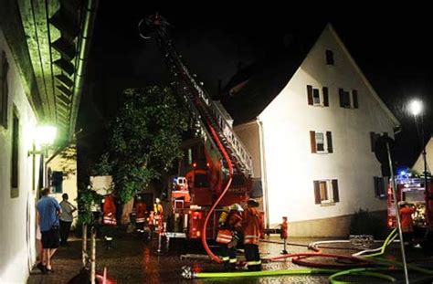 Feuerwehr löscht einen Brand in einem Wohnhaus in Bietigheim der