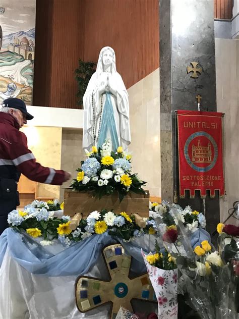 Grande Partecipazione Di Credenti Nella Chiesa Di Sant Ernesto A