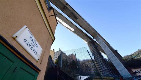 Penzolano Le Coperture Del Viadotto Gavette A Genova Ma Il Maltempo Non