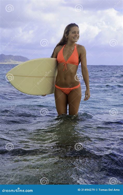 Blond Im Bikini Mit Surfbrett Stockbild Bild Von Tropen Koralle