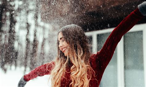 Wallpaper Smiling Women Model Winter Snow 2560x1524 Wallpapermaniac 1542753 Hd