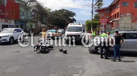 Camioneta Arrolla A Motociclistas El Buen Tono