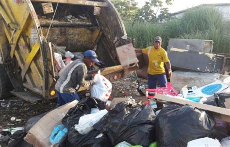 Recogen Toneladas De Basura