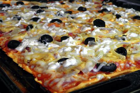 Pizza Fatta In Casa Con Lievito Di Birra In Cucina Con Patty