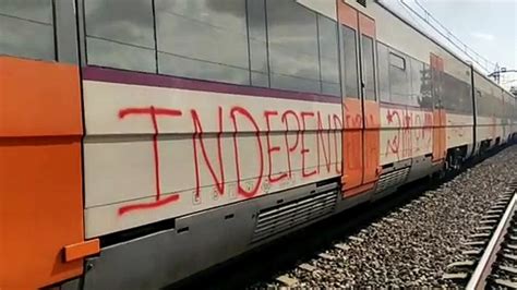 Decenas de manifestantes ocupan las vías del tren de Cercanías en