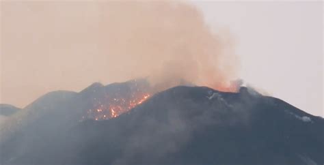 Etna In Subbuglio Trabocco Lavico E Attivit Esplosiva Ecco Quanto