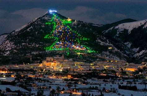 Lalbero Di Natale Pi Grande A Gubbio In Umbria Italia