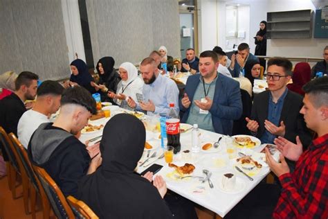 Vi E Od Omladinaca Na Iftaru U Cazinu