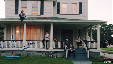 5 Seconds Of Summer Shes Kinda Hot Testo Traduzione E Video Ufficiale