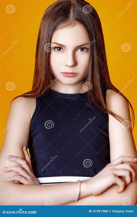 Muchacha Linda Adolescente Con El Pelo Largo Que Presenta El Retrato De La Naturaleza Del