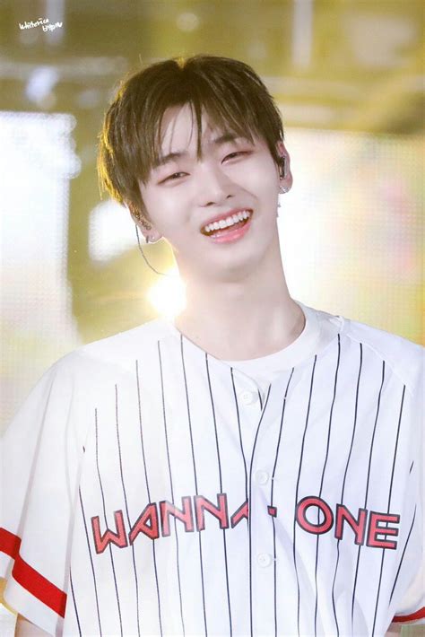 Jisung Wanna One Profile Facts Jisung Yoon Korean Celeb Wallpaper