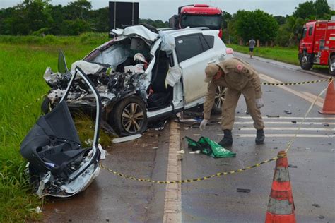 Carro Fica Destru Do Em Colis O Frontal Carreta Na Br