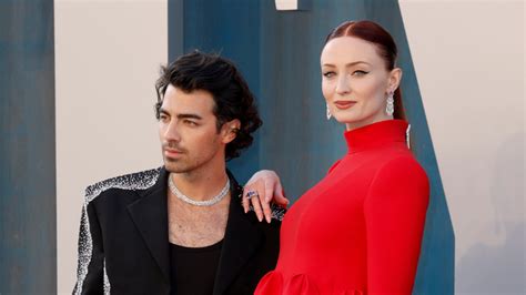 Sophie Turner Shows Off Baby Bump With Joe Jonas At Oscars Iheart