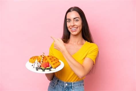 Jovem Mulher Caucasiana Segurando Waffles Isolados No Fundo Rosa