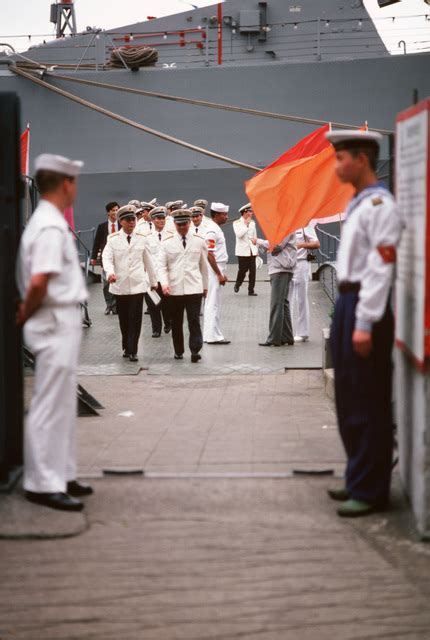 Chinesische Marineoffiziere Gehen Von Einem US Marineschiff Von Bord